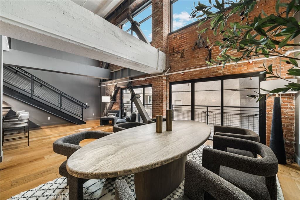 835 Locust Avenue 211