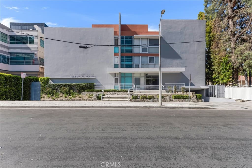 4807 Woodley Avenue 208