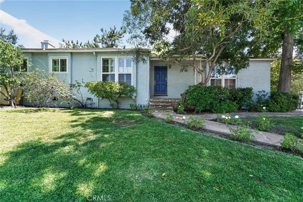 2201 E Glenoaks