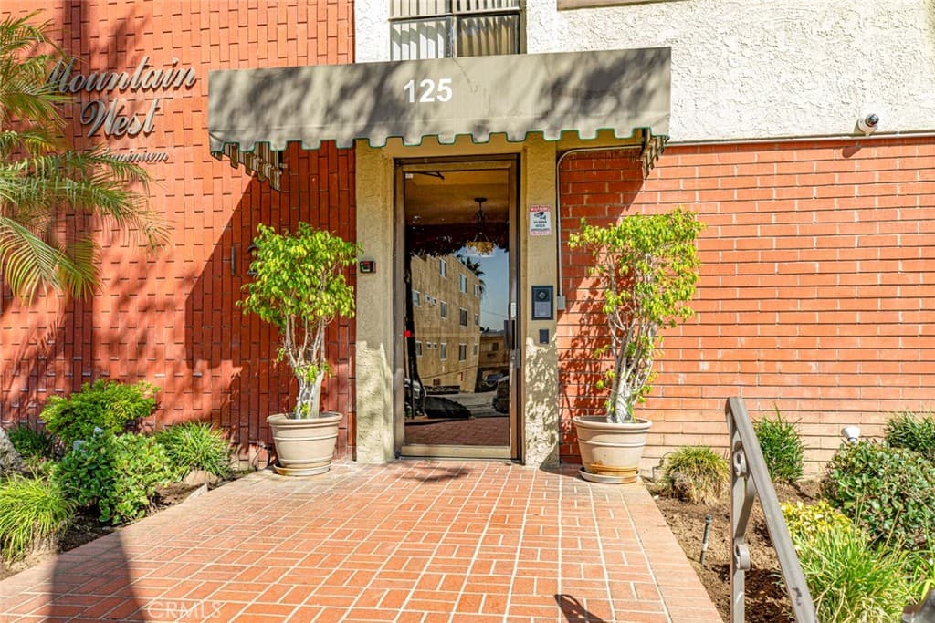 125 W Mountain Street 102
