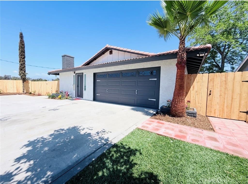 972 E LYNWOOD Drive