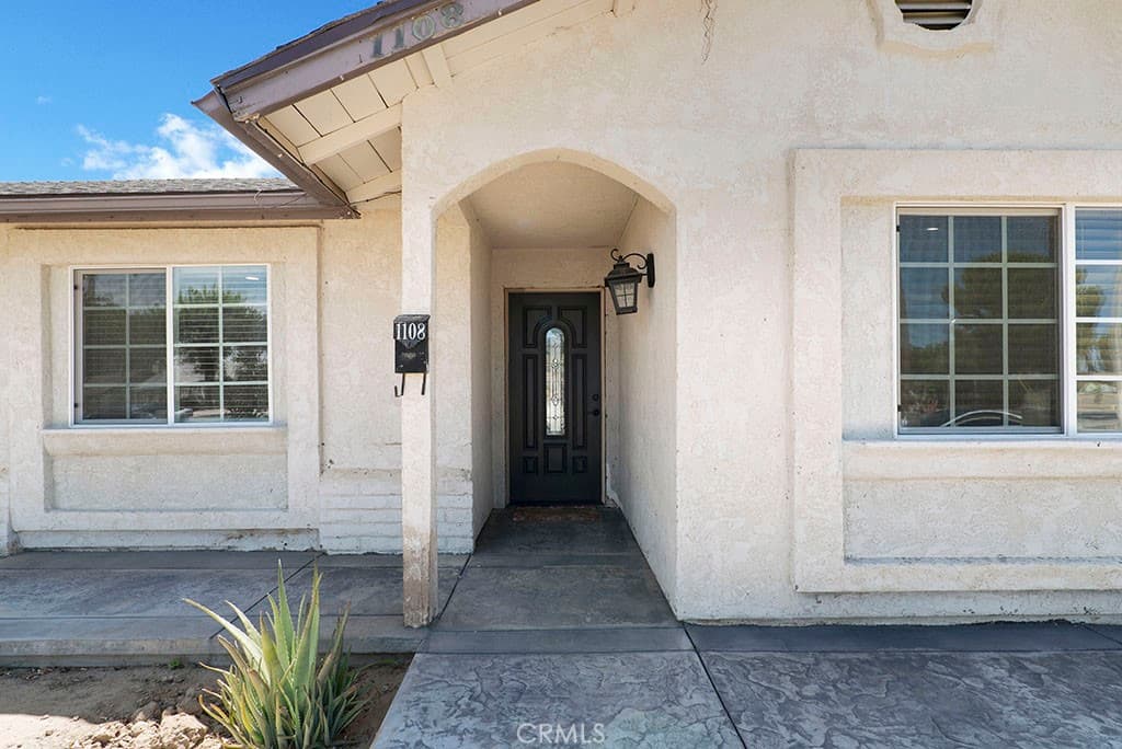 1108 E Lancaster
