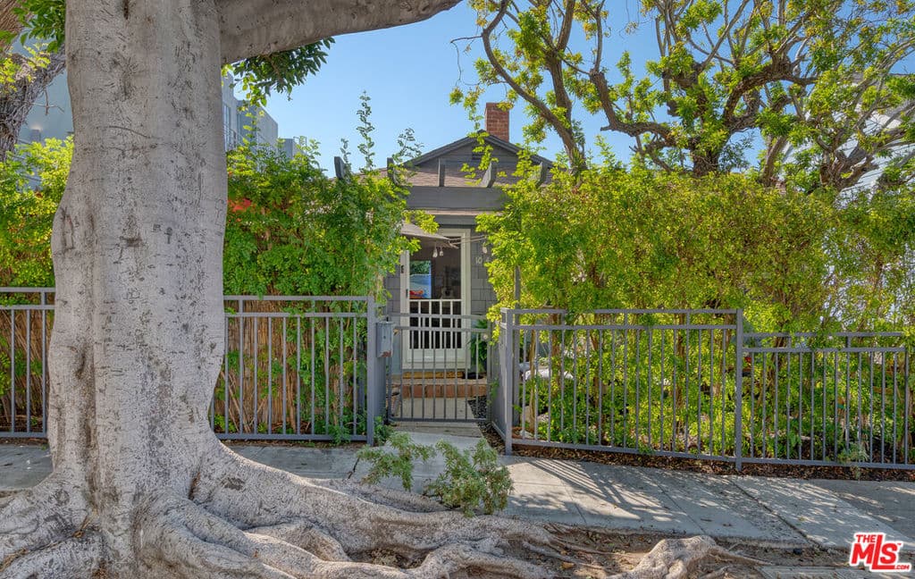 1014 Pier Avenue