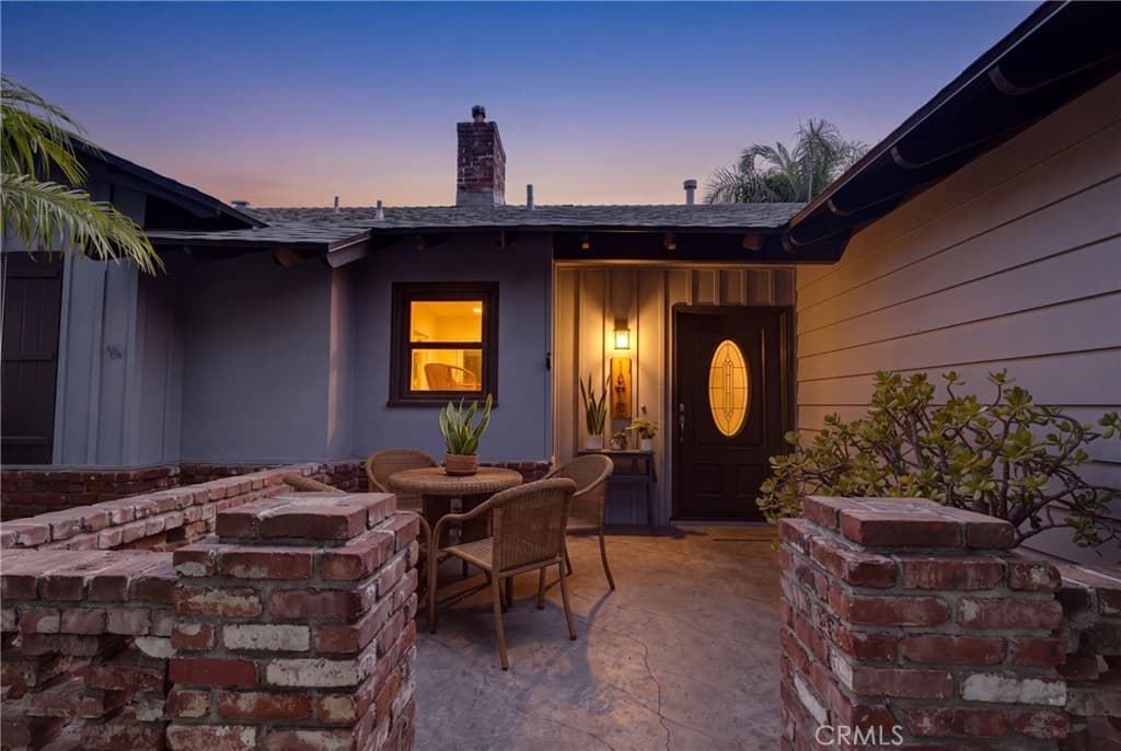 1812 W Riverside