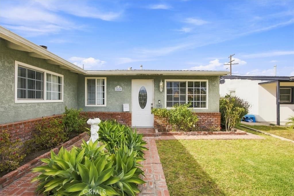 3829 W 144th