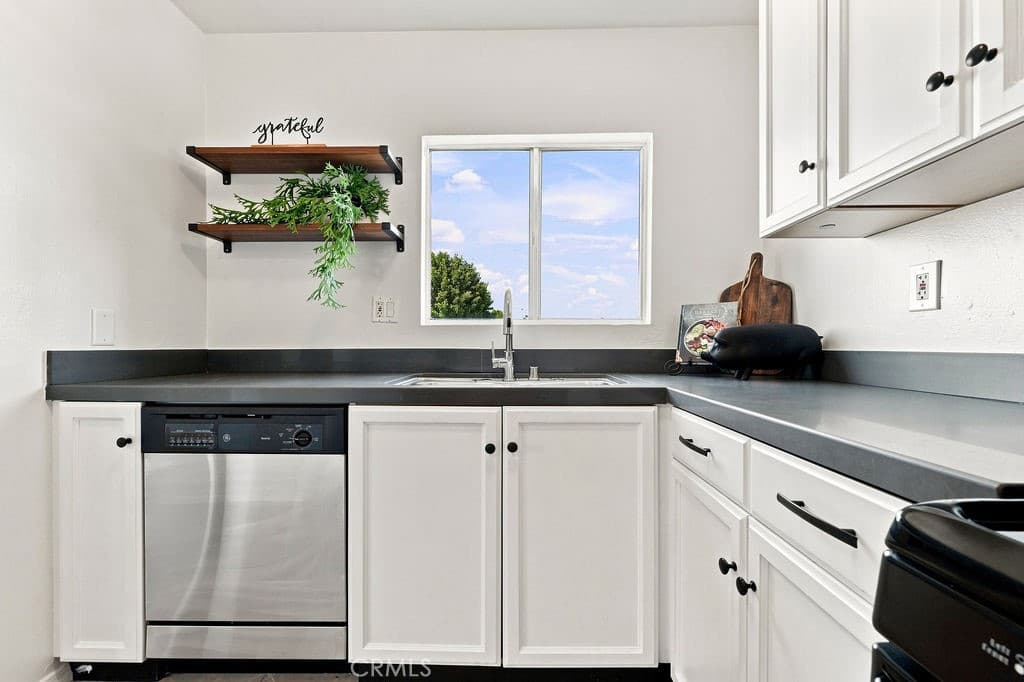 18350 Hatteras 211