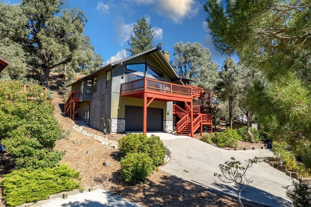 2421 Oakwood Court