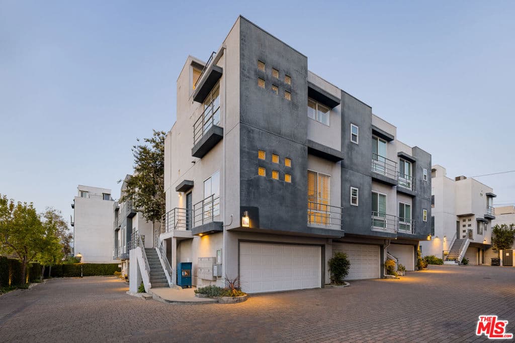 1098 Everett Place