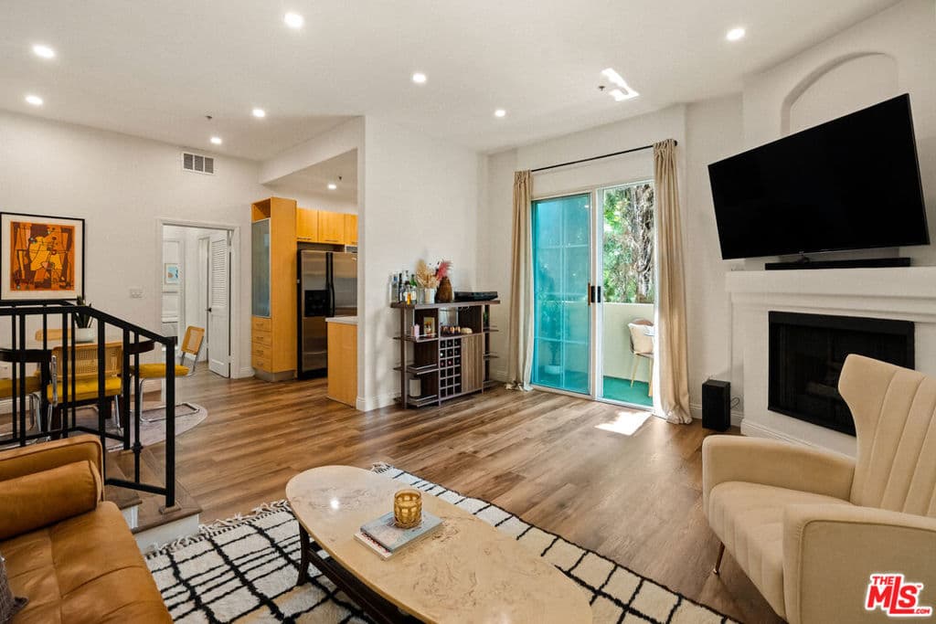 7101 La Tijera Boulevard J101
