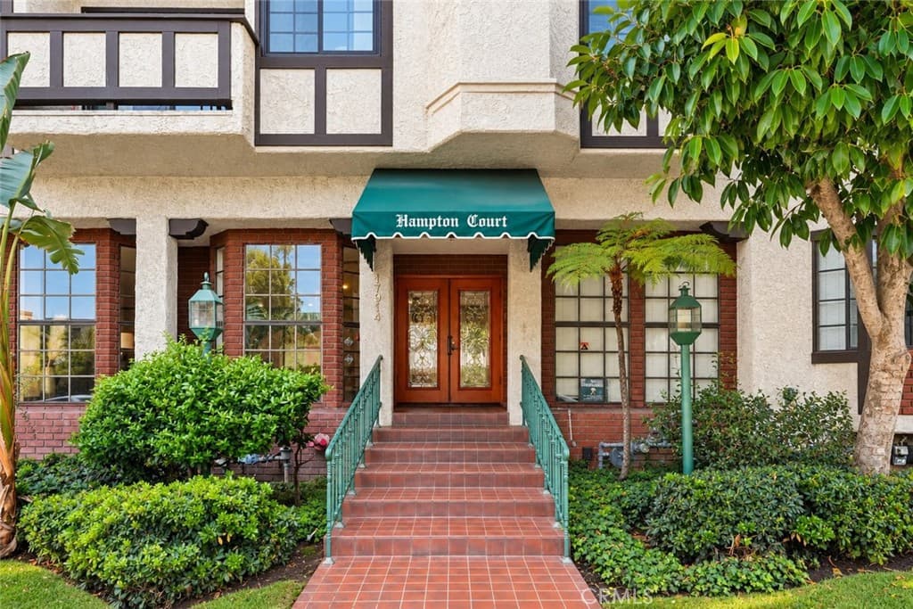 17914 Magnolia Boulevard 135