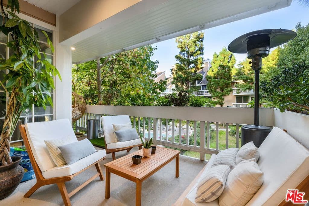 4338 Redwood Avenue B213