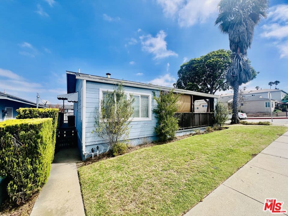627 E Grand Avenue