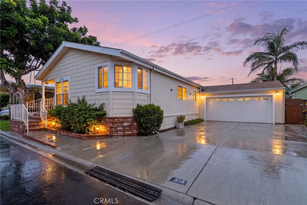 3595 Santa Fe Avenue 210