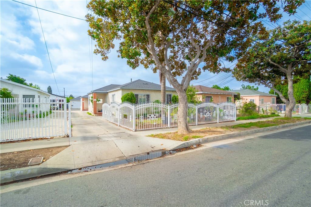 3658 W 104th