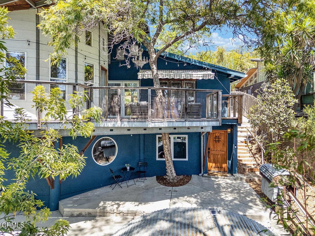 2537 Crestmoore Place