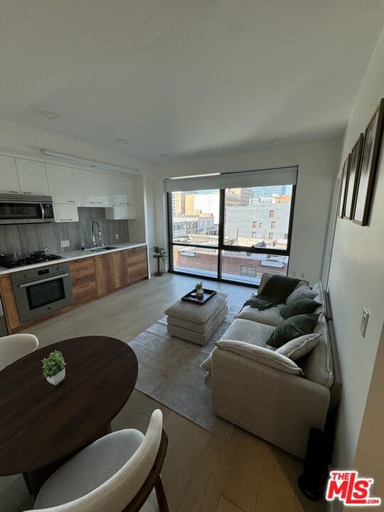 400 S Broadway 502
