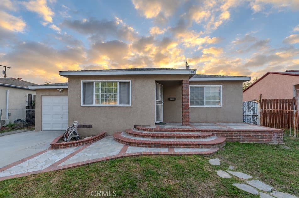 2211 N Grape Ave