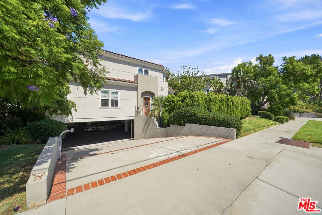2743 Montrose Avenue 108