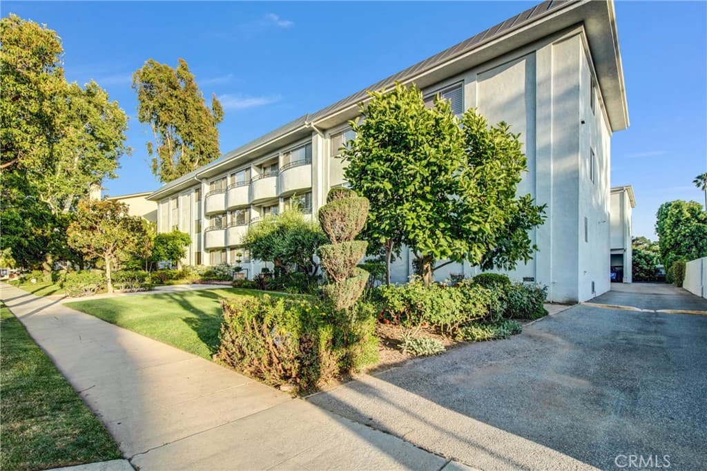 972 E California 304