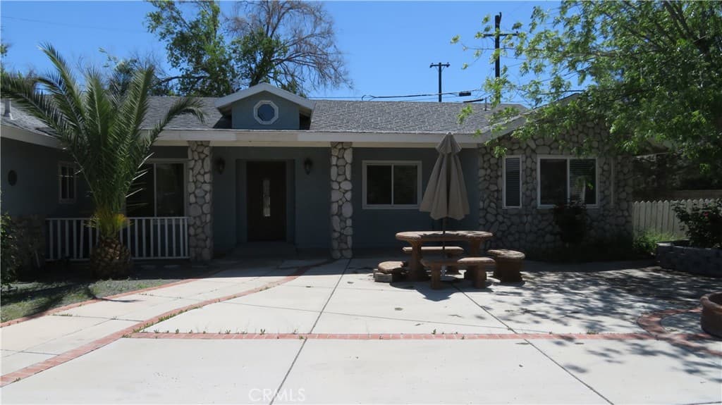 1208 W Lancaster