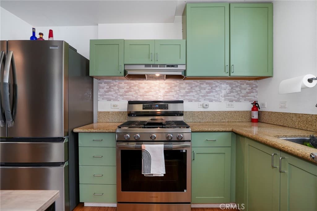 302 E 19th 3