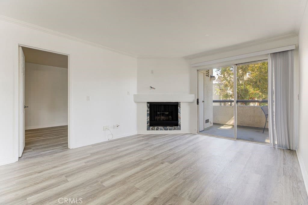 5515 Canoga Ave 105