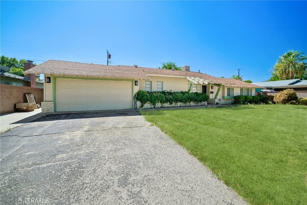 1112 E Avenue J4