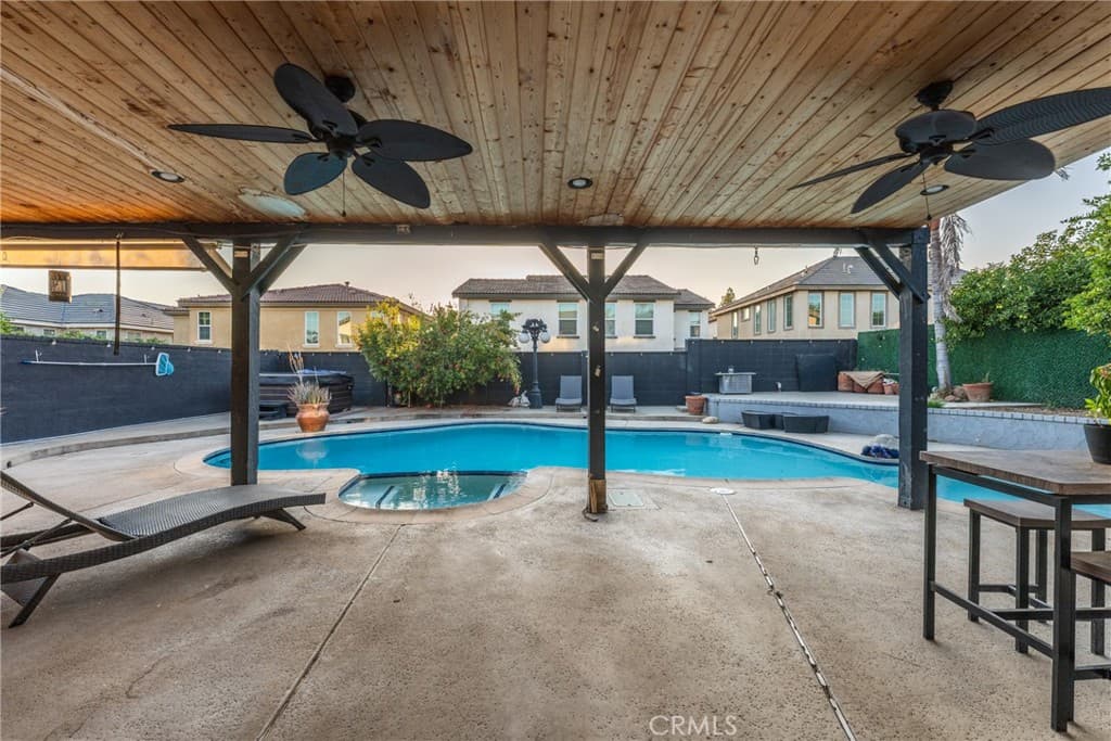 1527 Fairwood Way