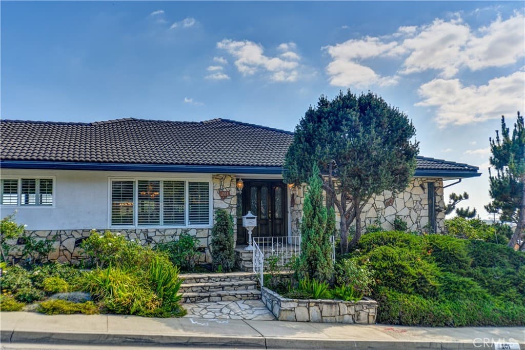 201 E Burke Dr