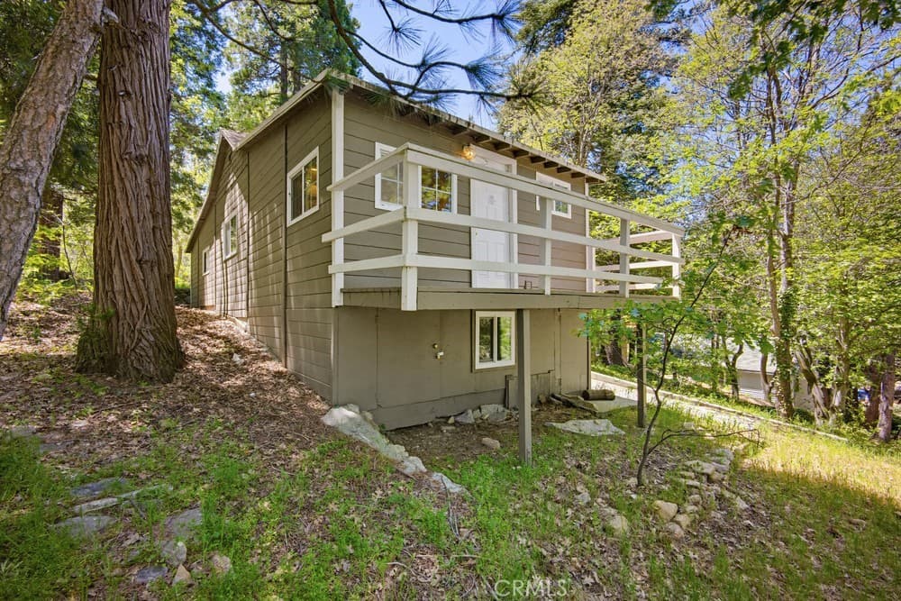 22951 Redwood