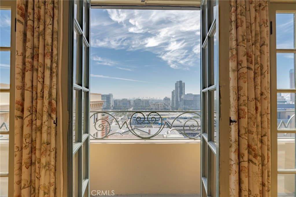 315 W 3rd 903