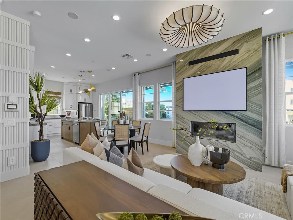 2445 Liv Way