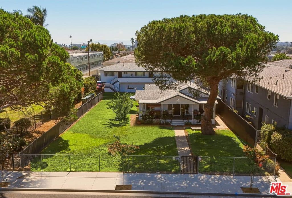 831 Centinela Avenue