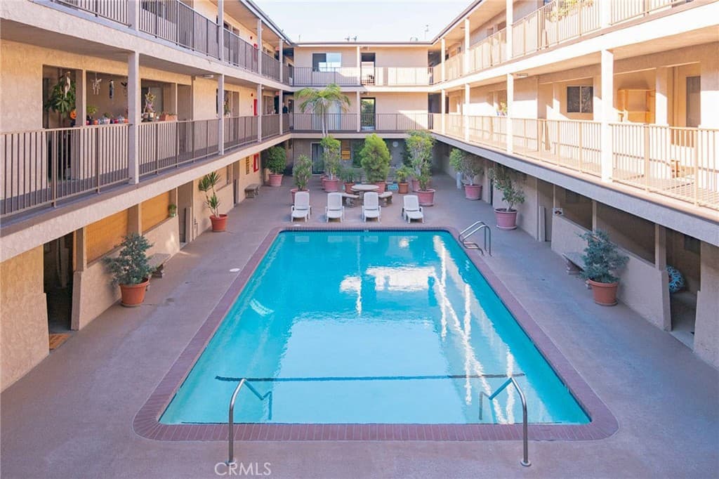 2501 W Redondo Beach