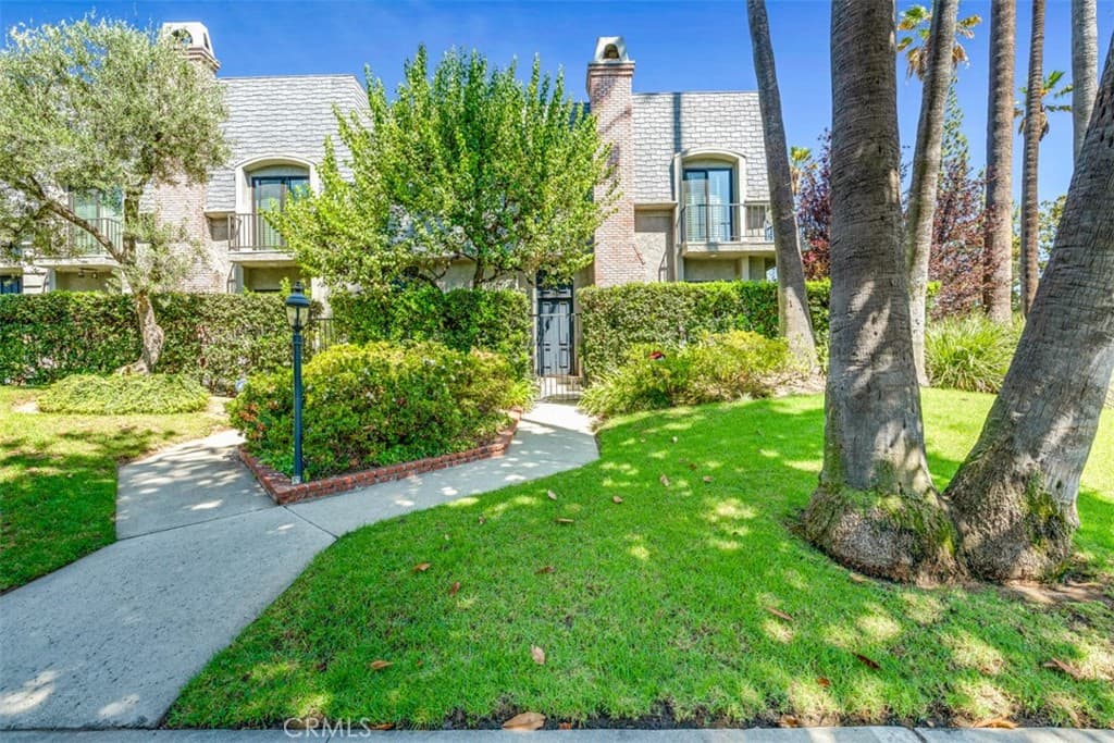 338 S Orange Grove