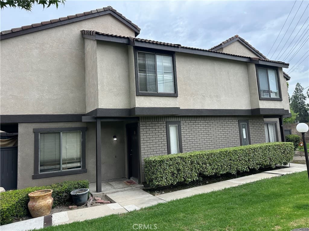 1806 N Vineyard