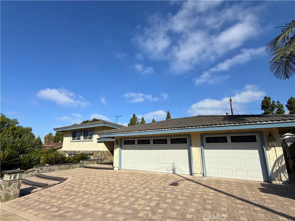 15445 Surrey Lane