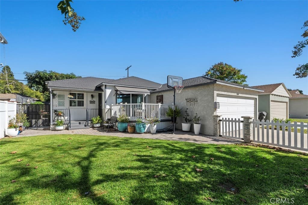 3442 N Studebaker