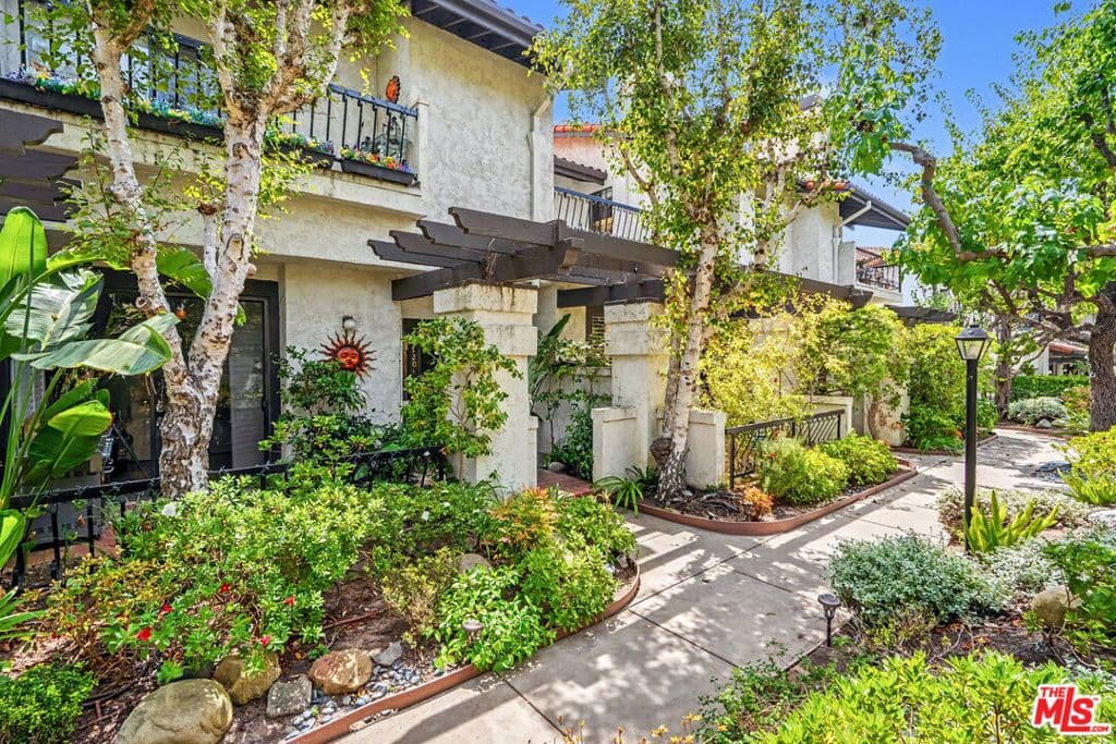 17204 Palisades Circle
