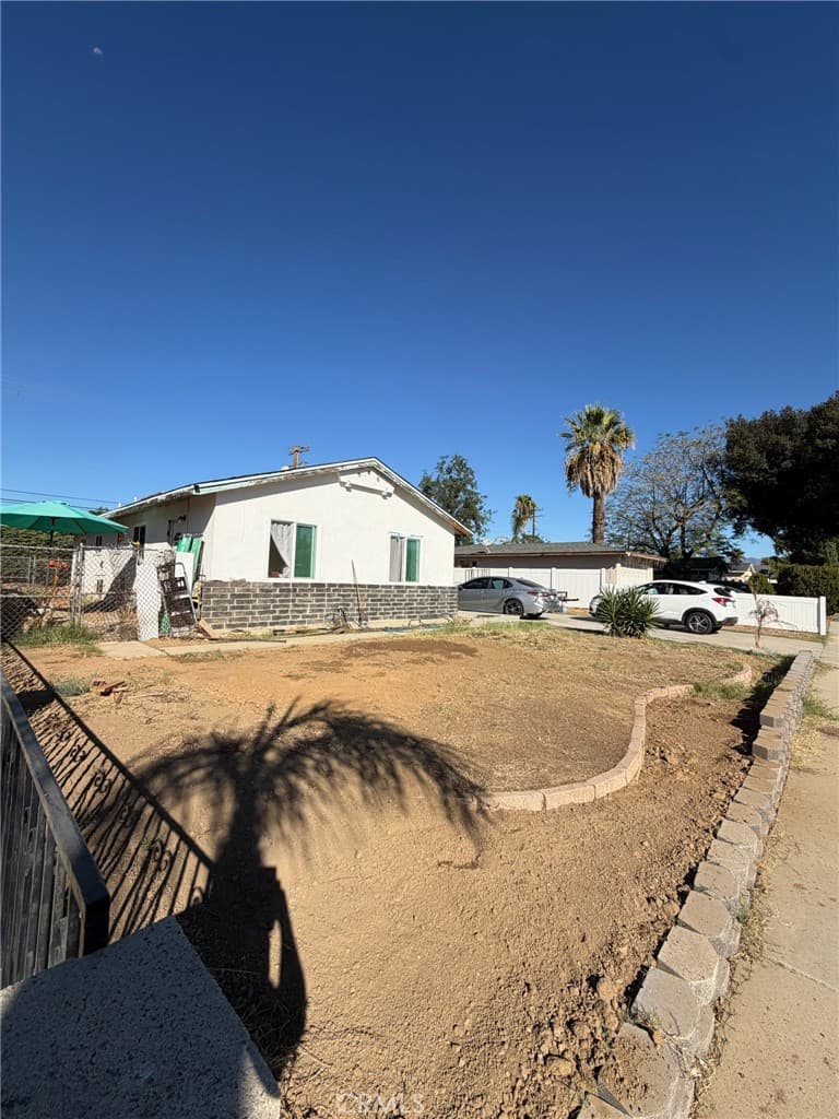 262 N Larch