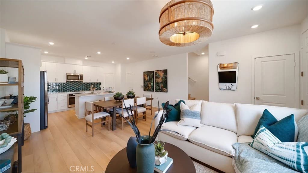 3176 Homestead Paseo