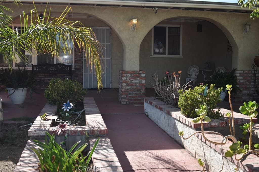 1202 S Willow