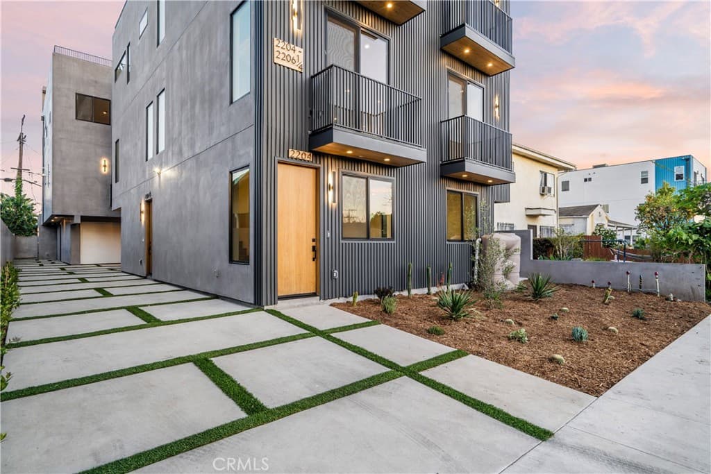 2204 Carmona