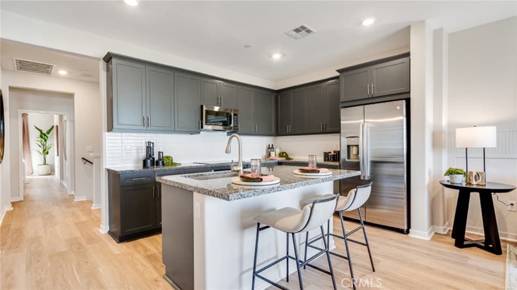 2877 E Amberley Privado
