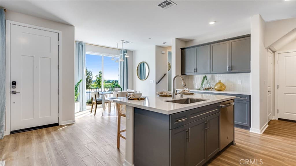 2887 E Amberley Privado
