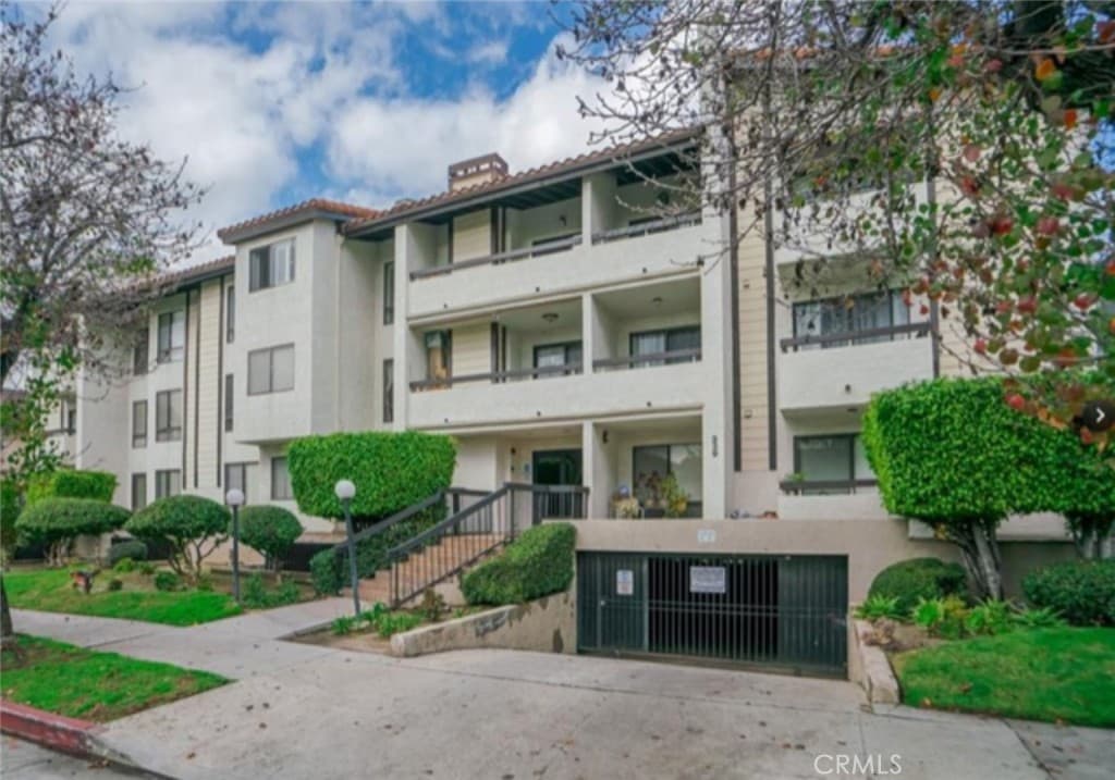 339 W Wilson 305