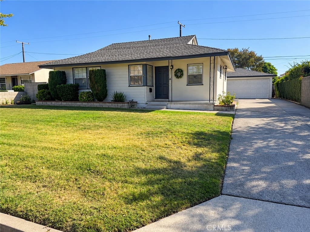 1042 E Louisa