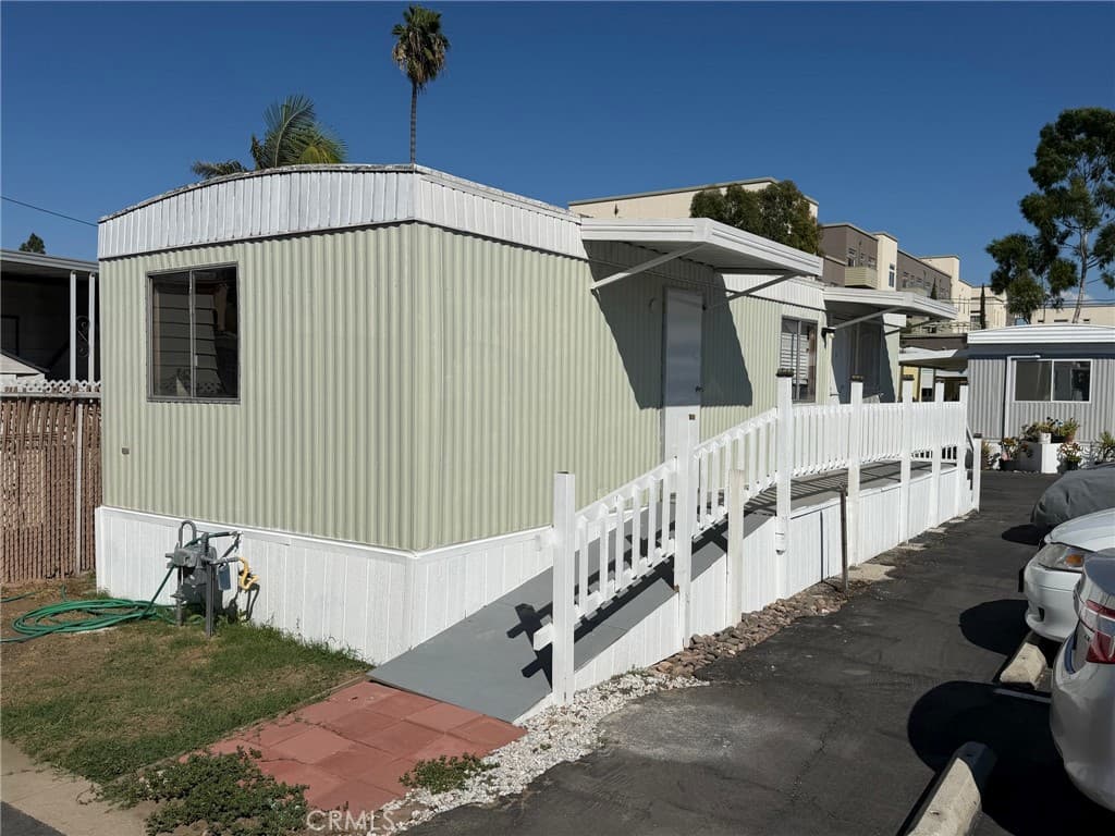 520 E Carson Street 15