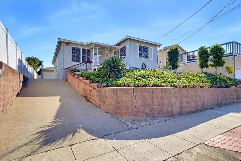 1223 W Elberon