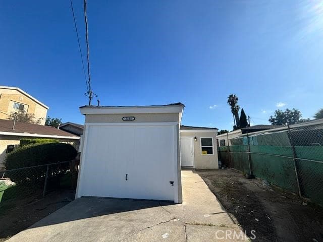 2214 E 111th